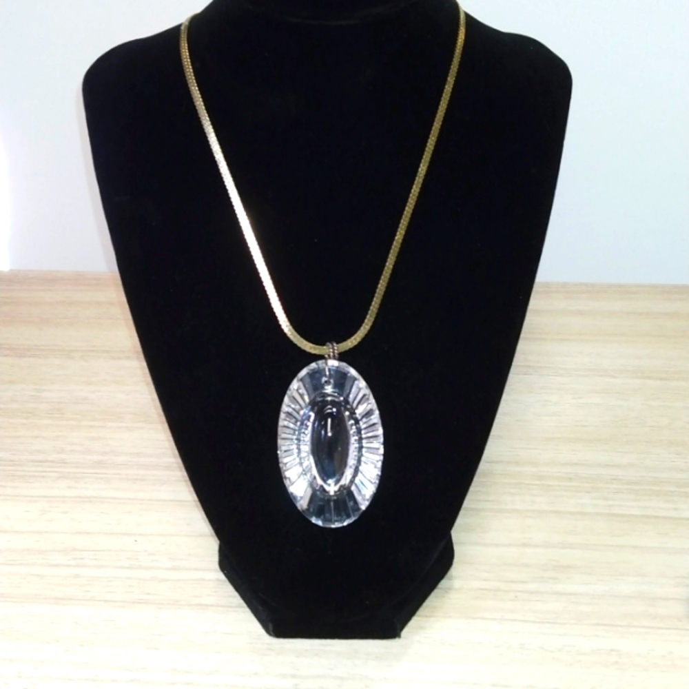 Goldtone chain with see through pendant